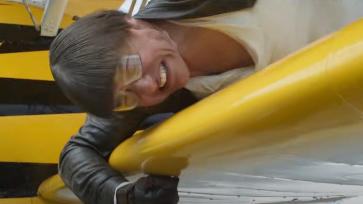 62歳のトム・クルーズが飛行機に宙づり！『ミッション
