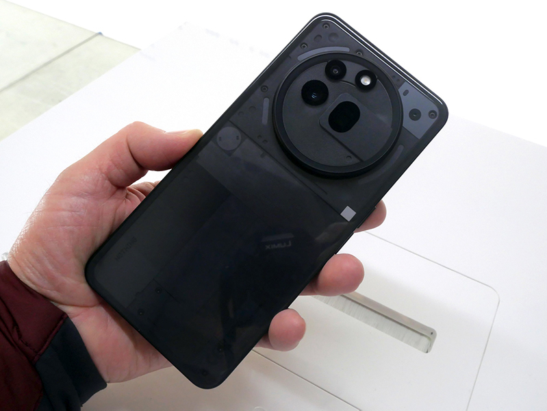 楽天モバイルも販売する「Nothing Phone (3a)」、上位モデルが