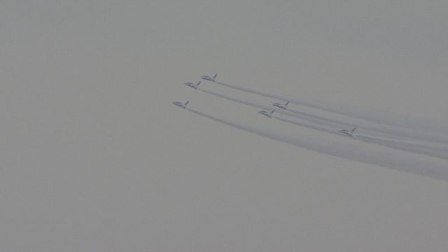 速報】空自「ブルーインパルス」大阪上空を飛行 万博開幕日向け