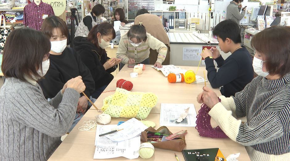 若い世代で「編み物」がブーム SNSを見て挑戦する親子も 小学6