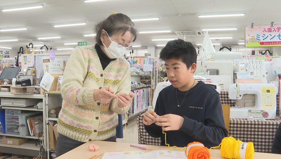 若い世代で「編み物」がブーム SNSを見て挑戦する親子も 小学6