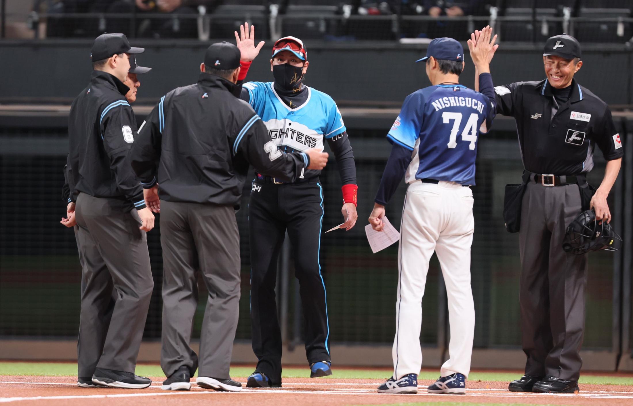脚長でめちゃかっこよ 特に新庄監督」「めっちゃスタイルいい 脚長でめちゃかっこよ 特に新庄監督」「めっちゃスタイルいい