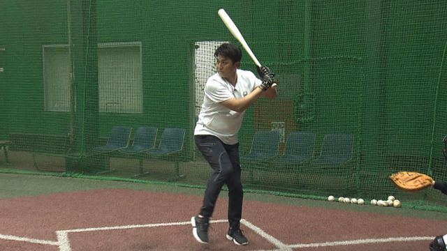 魚雷バット”を高橋由伸が体験「真芯から指3本外れても感触悪く 魚雷バット”を高橋由伸が体験「真芯から指3本外れても感触悪く