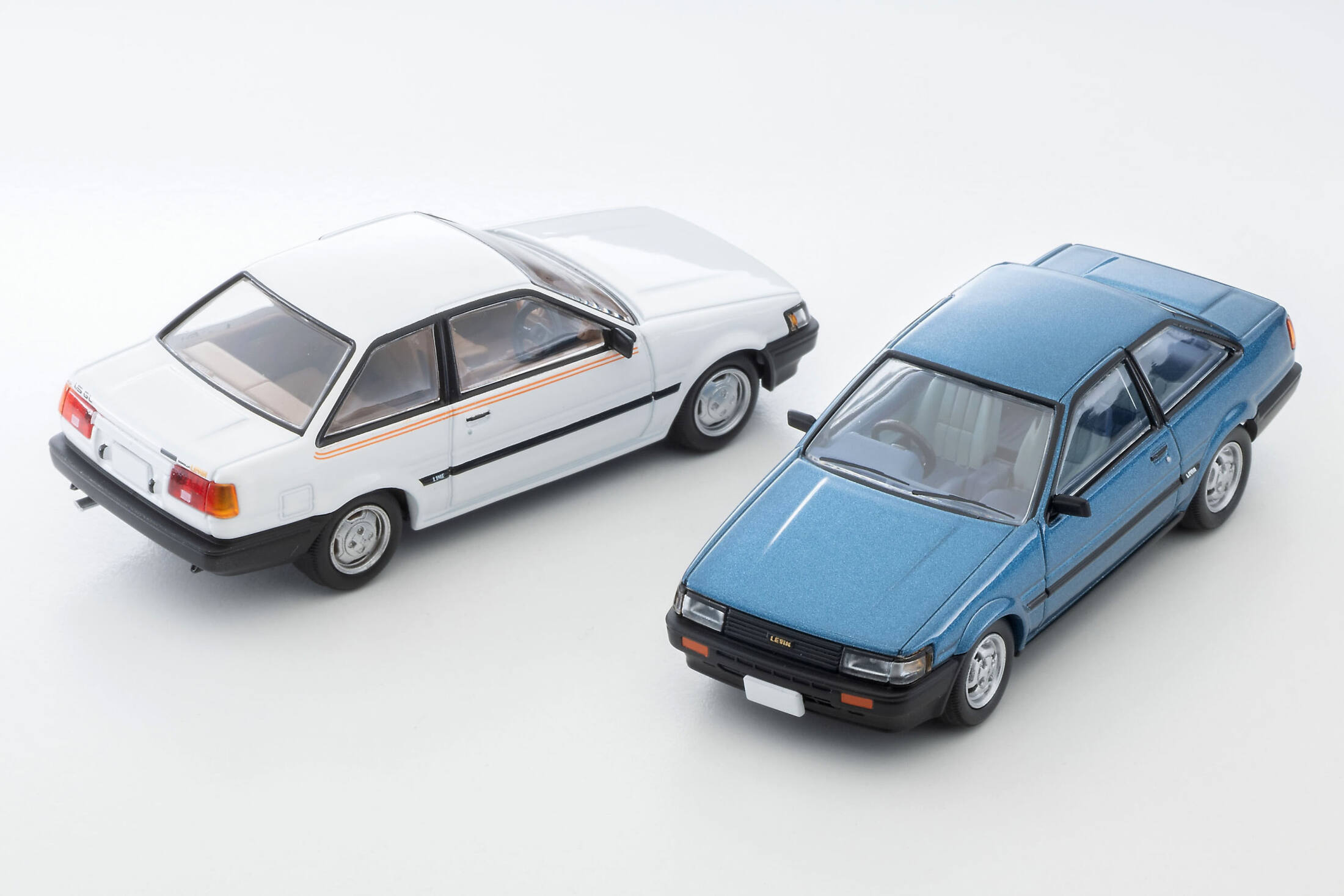 トミカリミテッドヴィンテージネオ トヨタ カローラ 2種セット 予約受付中！ 2ドアにだけ設定されたベーシックなGTの前期型と