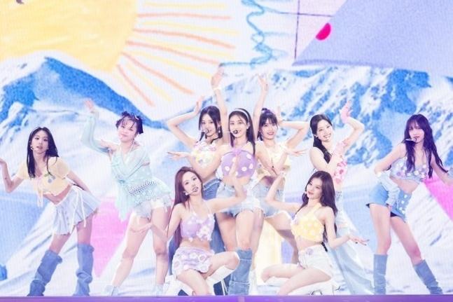 TWICE、コールドプレイの来韓公演でヒット曲を続々披露！今年の