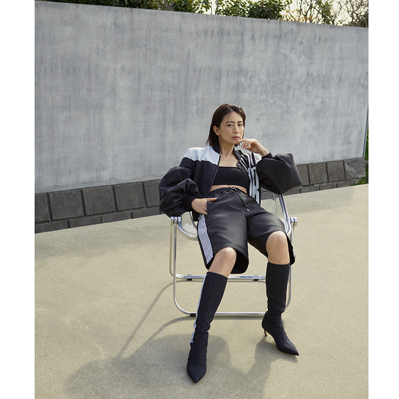 【2024年製 新品】 東原亜希さん】メゾンの“最新ブラック”で装いを刷新 靴