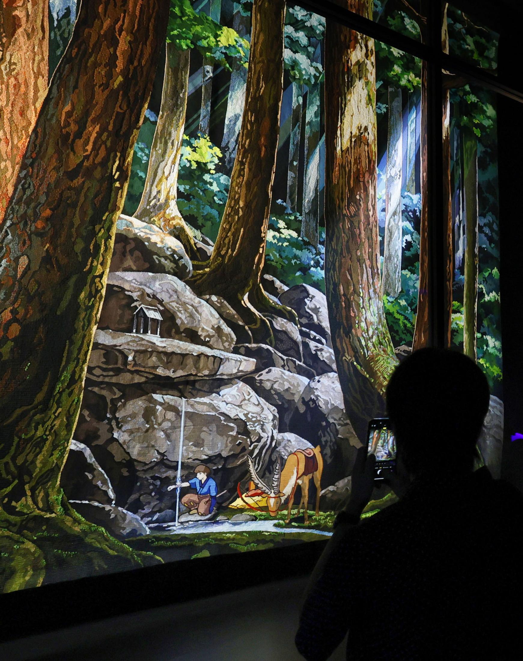 もののけ姫」タペストリー展示 万博フランス館入り口に（共同