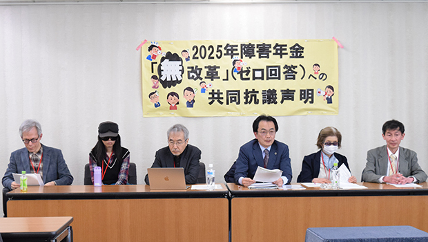 厚労省で開かれた会見。右から2人目が橋本代表、3人目が藤岡弁護士