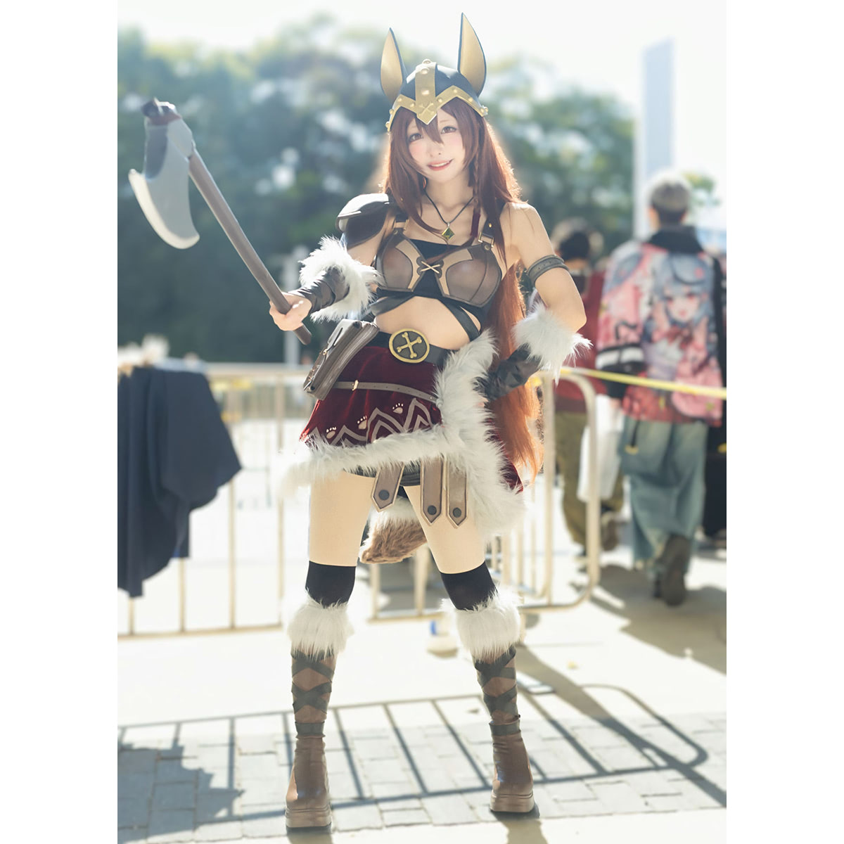 美少女レイヤーが自作バイキングアーマで戌神ころねに「筋肉っぽ