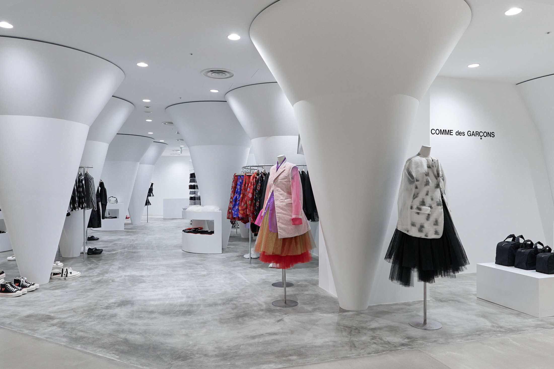 コム デ ギャルソン渋谷パルコ店がオープン、川久保玲がデザイン