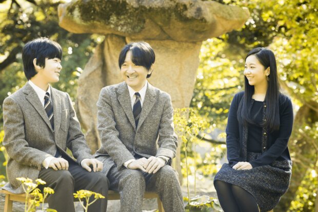 alt=悠仁さま、佳子さまと秋篠宮さまとのスリーショット