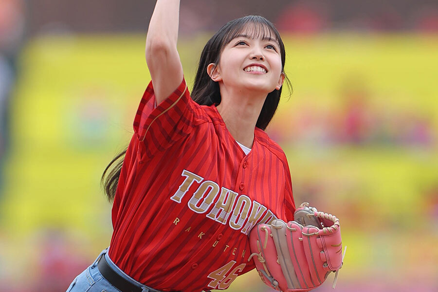 楽天ガチ勢”久保史緒里さんが5回目の始球式 ノーバンならずも