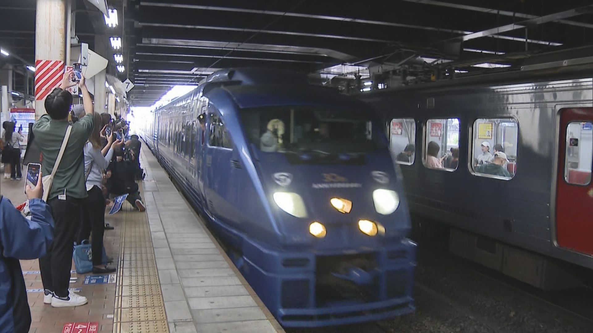 【お値下げ】【希少品】列車運転シミュレーター～特急ソニックのリアルな疑似体験～ ソニック」イメージした衣装も披露 特急「ソニック」30周年で