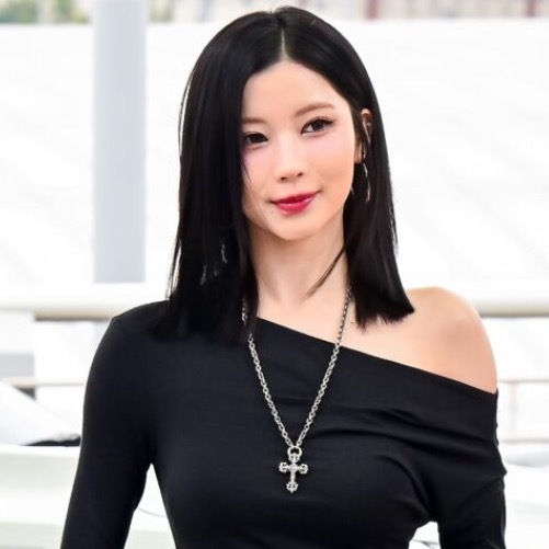 BABYMONSTER アサ】アシンメトリーのシルエットがアクセントに
