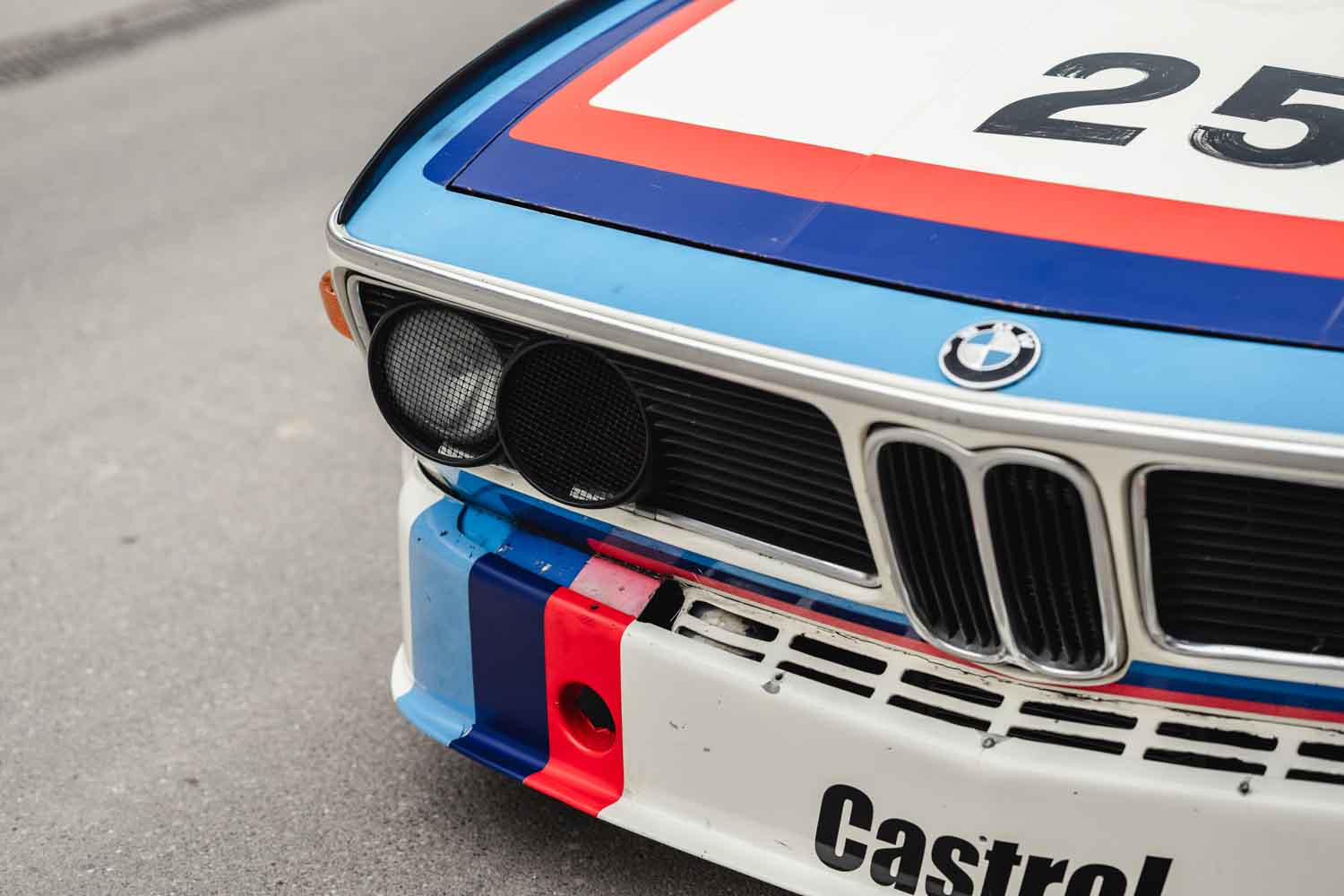 ニキ・ラウダも乗った！ Mカラーをまとった最初のBMWが