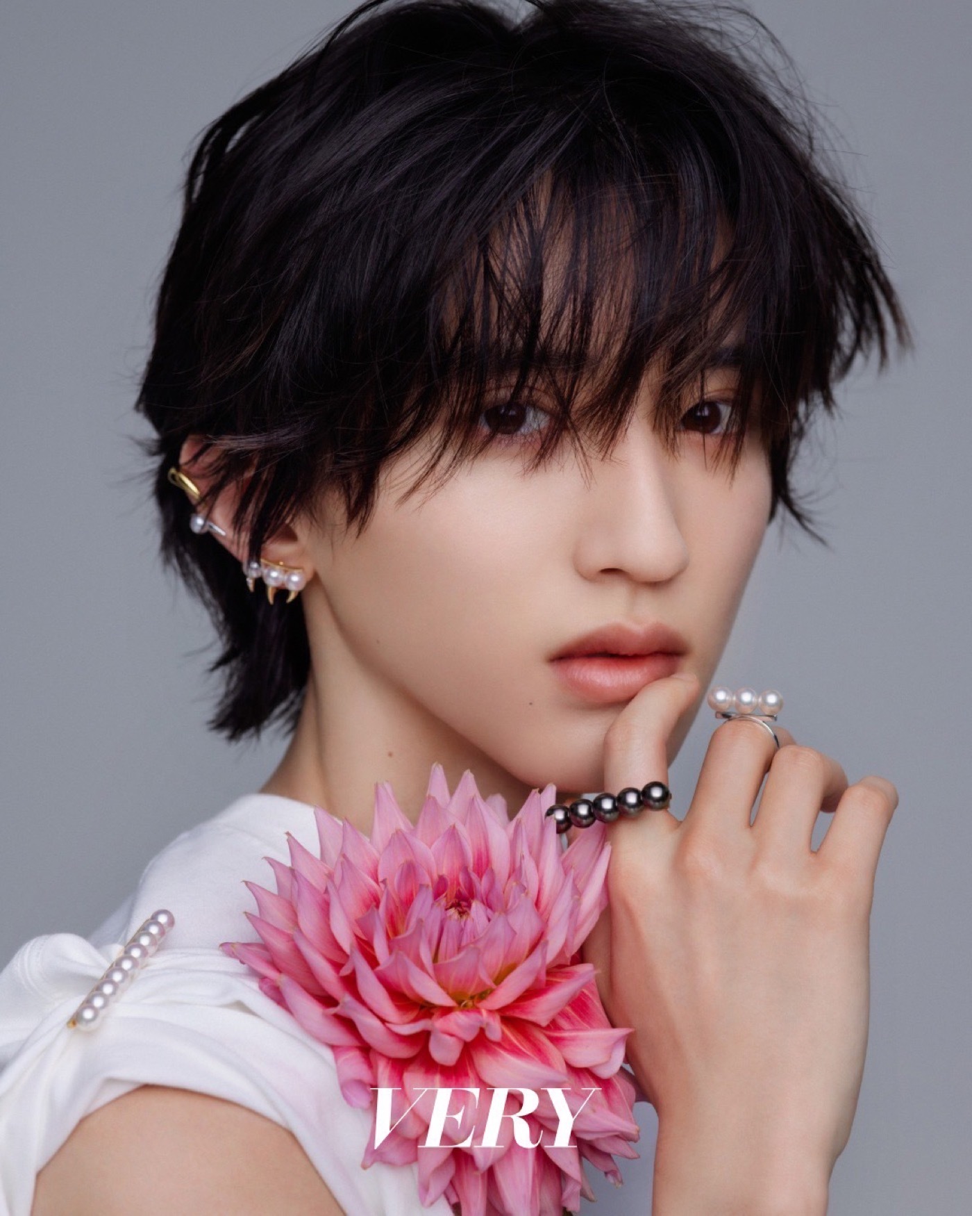 注目ショップ・ブランドのギフト なにわ男子・道枝駿佑、パールのジュエリーを纏った美麗カット バッグ