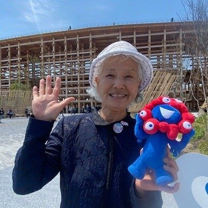 alt="万博おばあちゃんの山田さん、大阪万博会場にて"