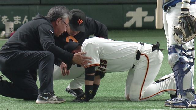 球場騒然】吉川尚輝が156キロの直球を背中に受け苦もんの表情