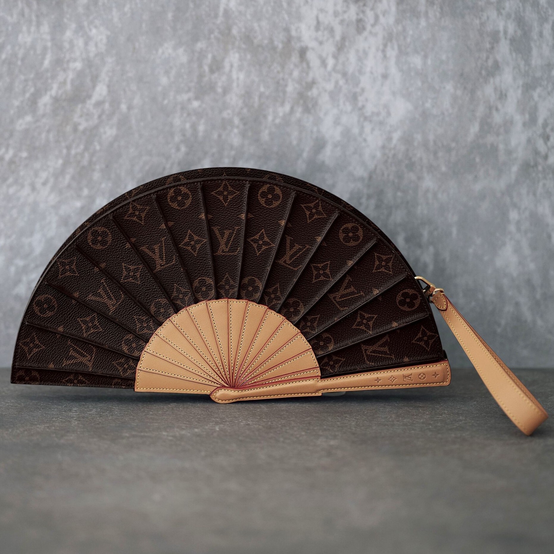 斬新なデザインが目を惹く♪ Louis Vuitton ファンバッグ 扇形 斬新なデザインが目を惹く♪ Louis Vuitton ファンバッグ 扇形