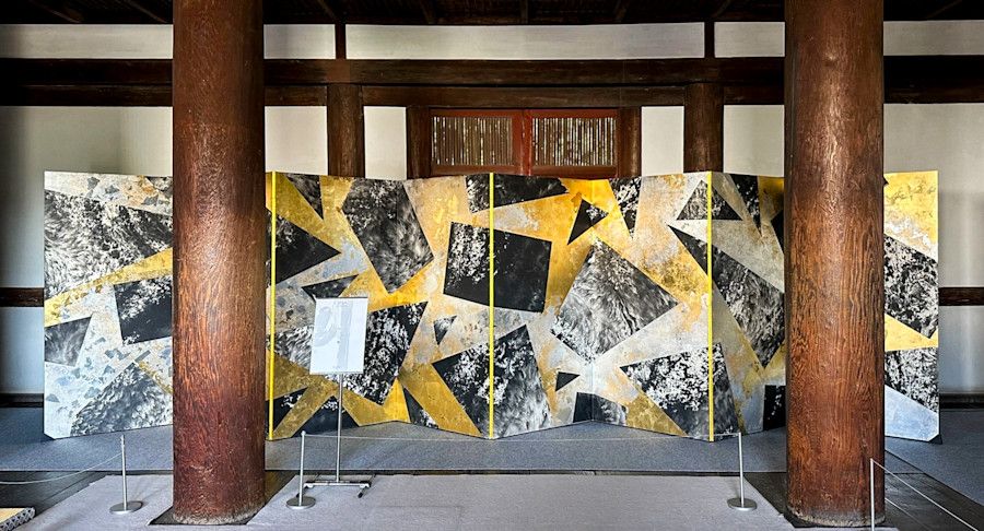 書画家・婁正綱の屏風作品を国宝の禅堂で見る。「薬師寺の婁正綱
