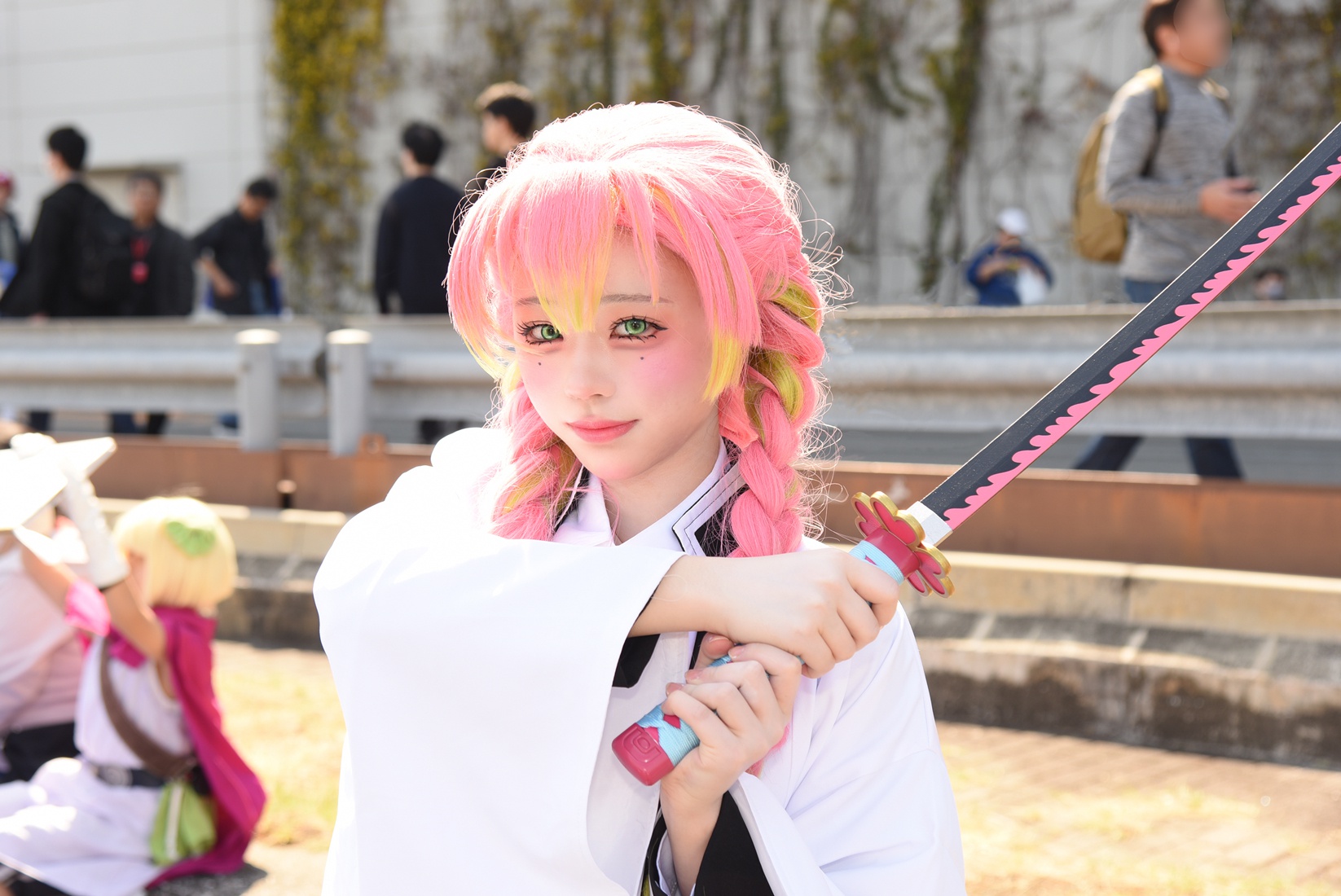 いラインアップ 15歳の「鬼滅の刃」甘露寺蜜璃コスプレイヤー「濃いめのチーク コスプレ衣装