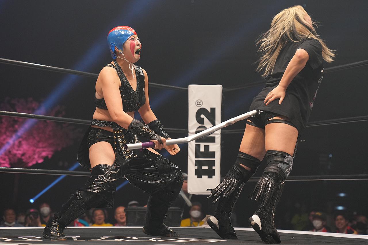刀羅ナツコ　プロレスラー H.A.T.Eメンバーの尻に鉄パイプでカンチョー攻撃！？暴走ファイトのシン・刀羅ナツコが唇を奪われるも貫禄勝利！（バトル・ニュース） -  Yahoo!ニュース