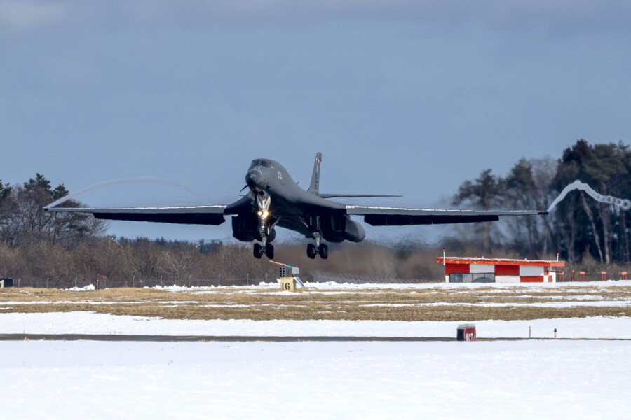 50年ぶり！ 米空軍の「戦略爆撃機」本州最北の軍用飛行場に配置