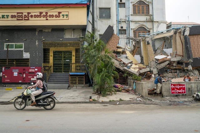 ミャンマー地震から1ヶ月:未だ続く救助活動と復興への道のり ミャンマー・マンダレーの倒壊した建物