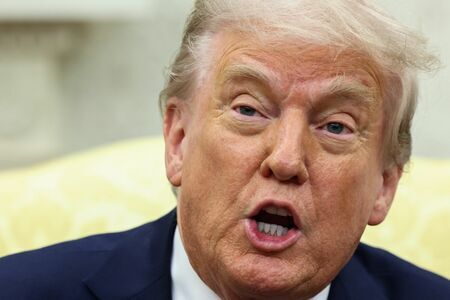 alt=アメリカ国旗と工場の煙突。関税政策の影響を受けた製造業の象徴。