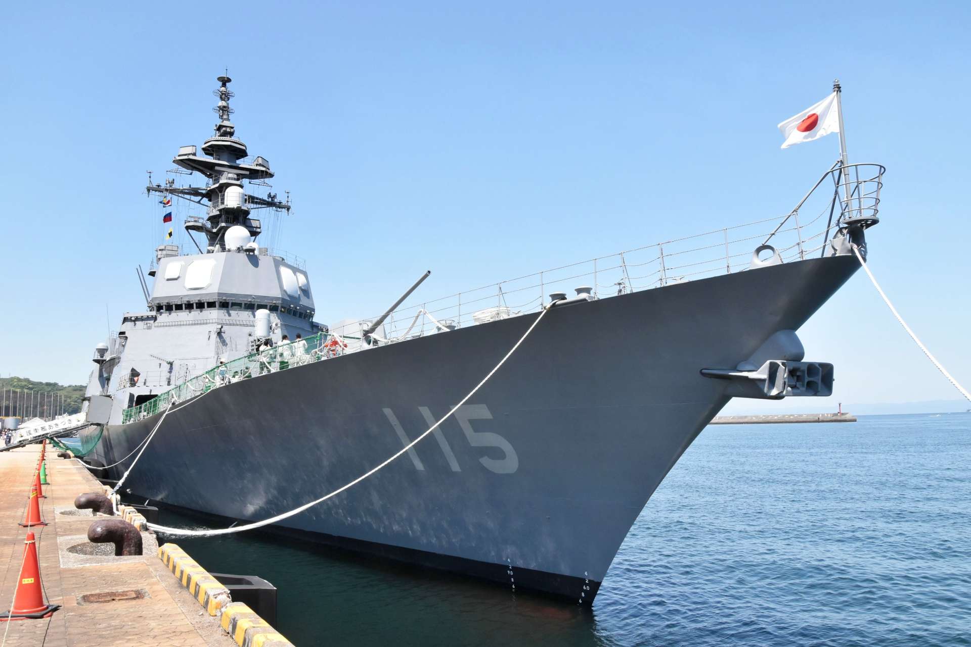 護衛艦あきづき 鹿児島湾に寄港 見学会に3200人、搭載ヘリ試乗