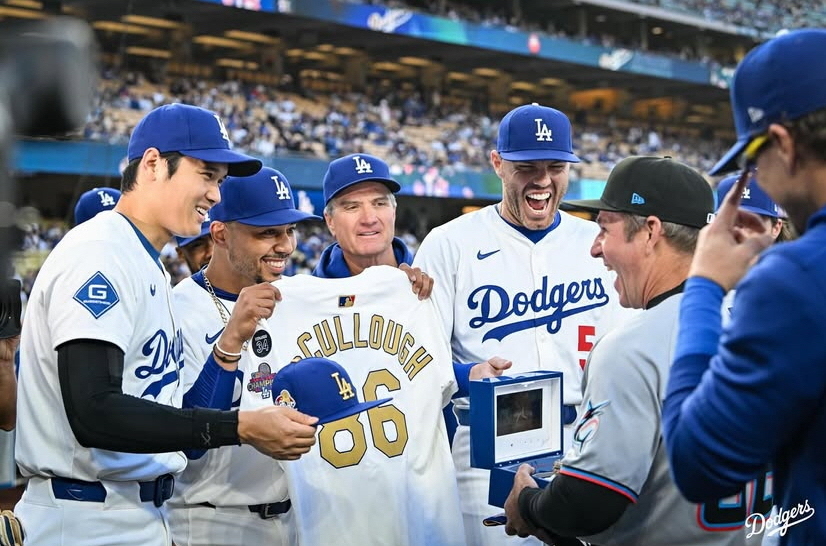 昨年のワールドチャンピオンリングを手にするドジャースのMVP