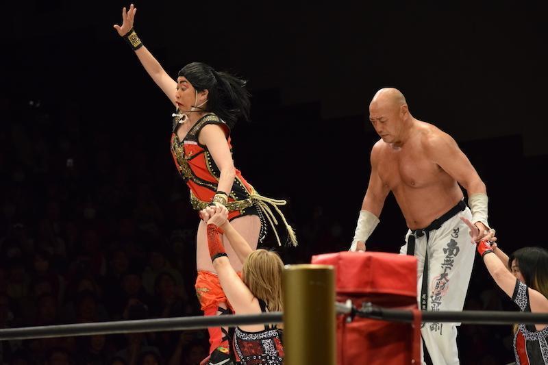 センダイガールズ】里村明衣子引退興行に新崎人生がサプライズ