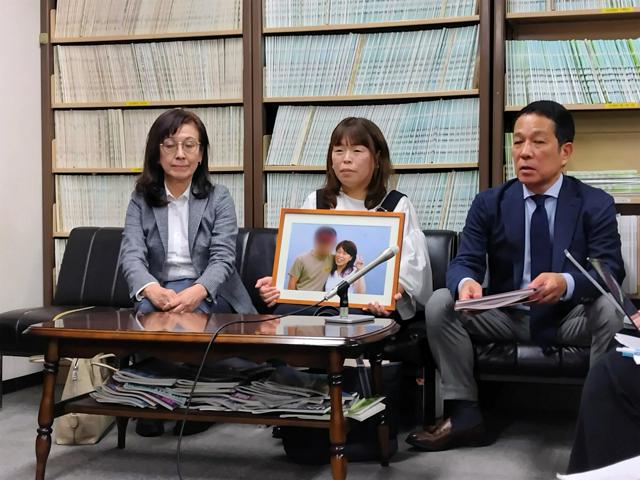 亡くなった夫の妻が会見の様子