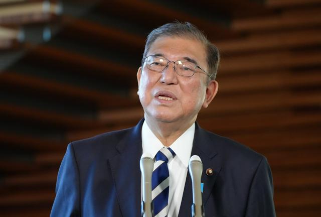 石破茂首相が記者団の質問に答える様子