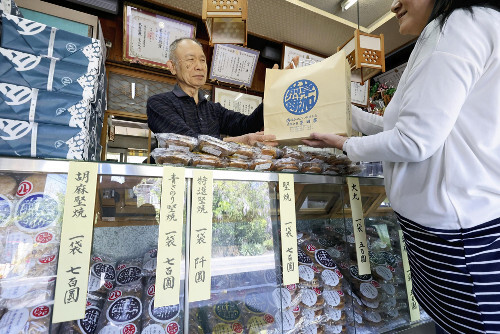 草加煎餅を製造する様子