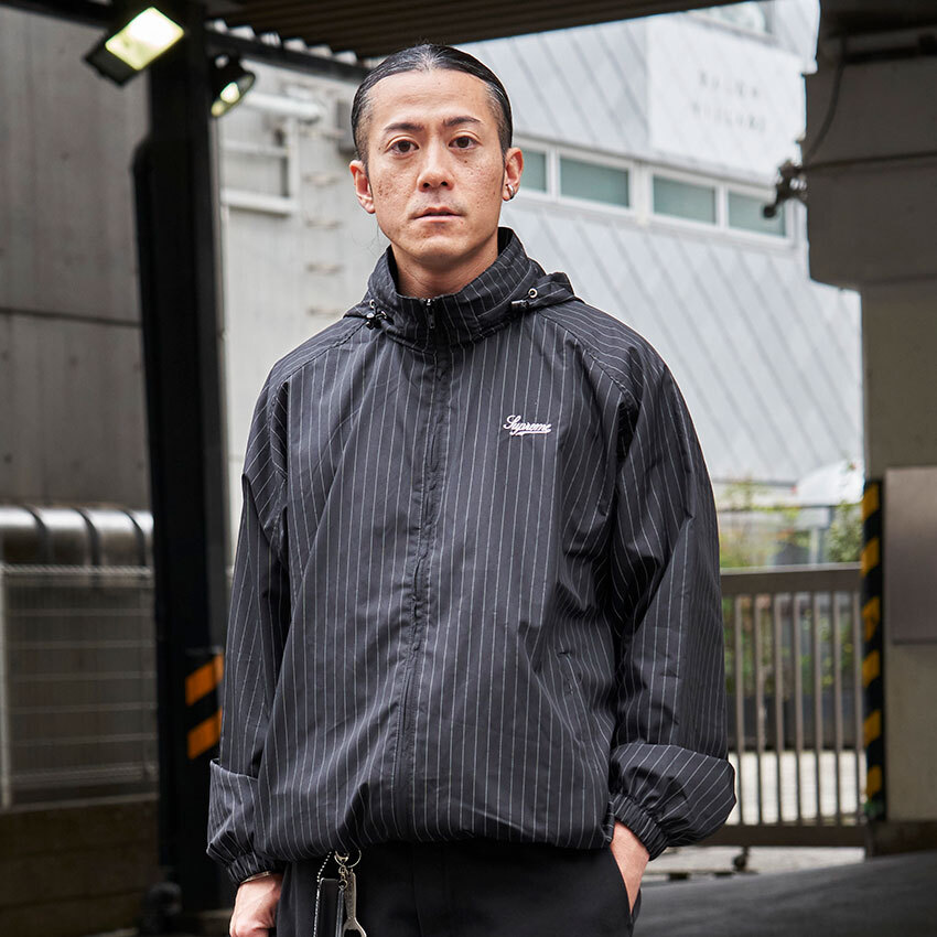 スポーティで軽快！「シャカシャカなブルゾン」を“オール黒”で