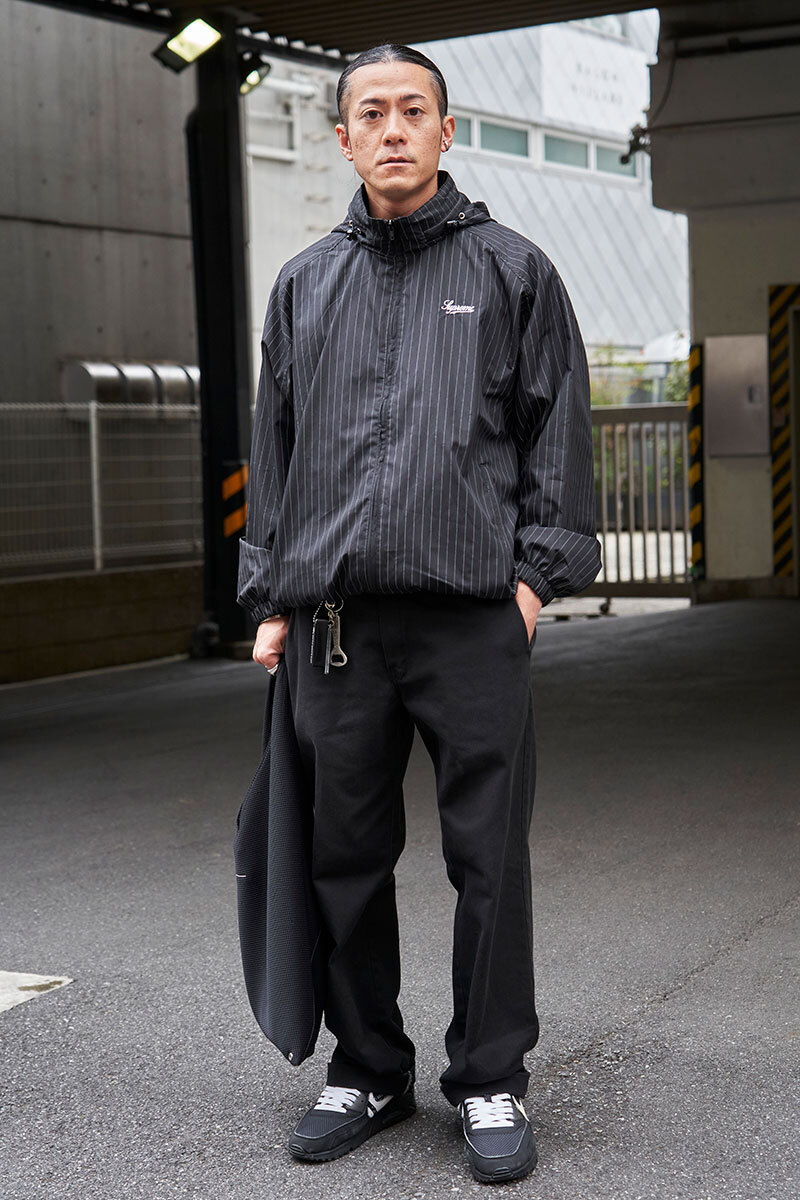 スポーティで軽快！「シャカシャカなブルゾン」を“オール黒”で