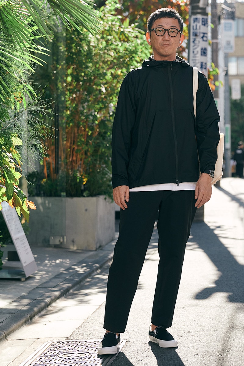 スポーティで軽快！「シャカシャカなブルゾン」を“オール黒”で