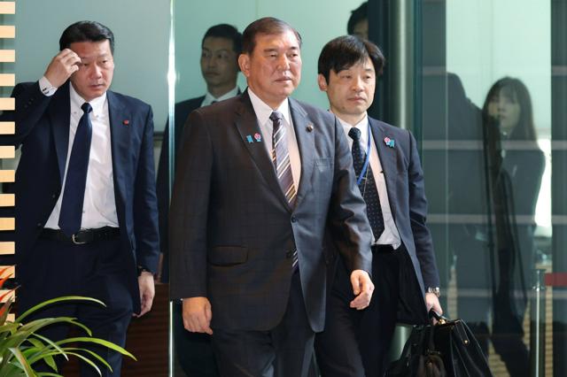 首相官邸に入る石破茂首相