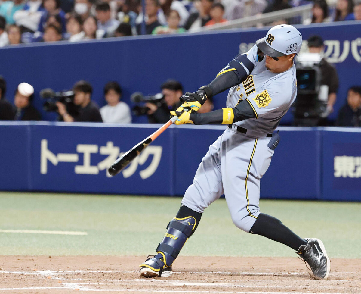 阪神】佐藤輝明が両リーグ一番乗りの10号同点ソロ、左打者では