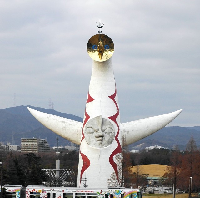 太陽の塔と緑豊かな万博記念公園