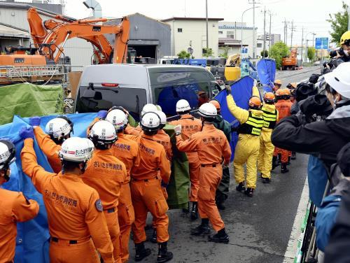 下水道管内で発見された遺体を乗せて現場を出る車両