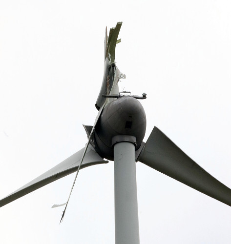 落下した風力発電の羽根。根元から大きく損傷している（２日午後、秋田市で）