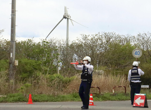 警察官が現場周辺を規制（２日午後、秋田市で）