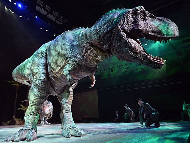 迫力の恐竜ショー「ディノアライブ」富山県氷見市で3日開演