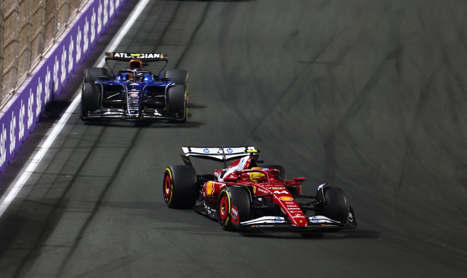 フェラーリF1シート譲ったサインツJr.、苦しむハミルトンに