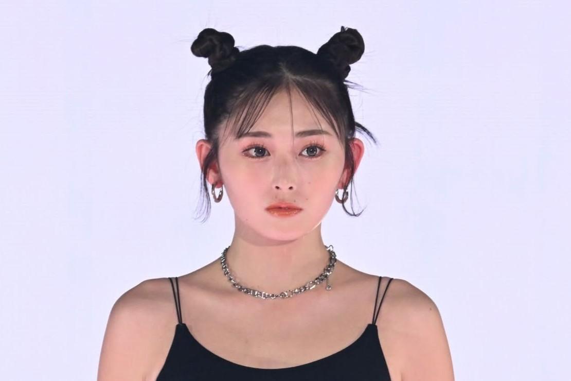 最大12%OFFクーポン ゆうちゃみ＞ショート丈のキャミソールで美肌披露 お団子ヘアで トップス