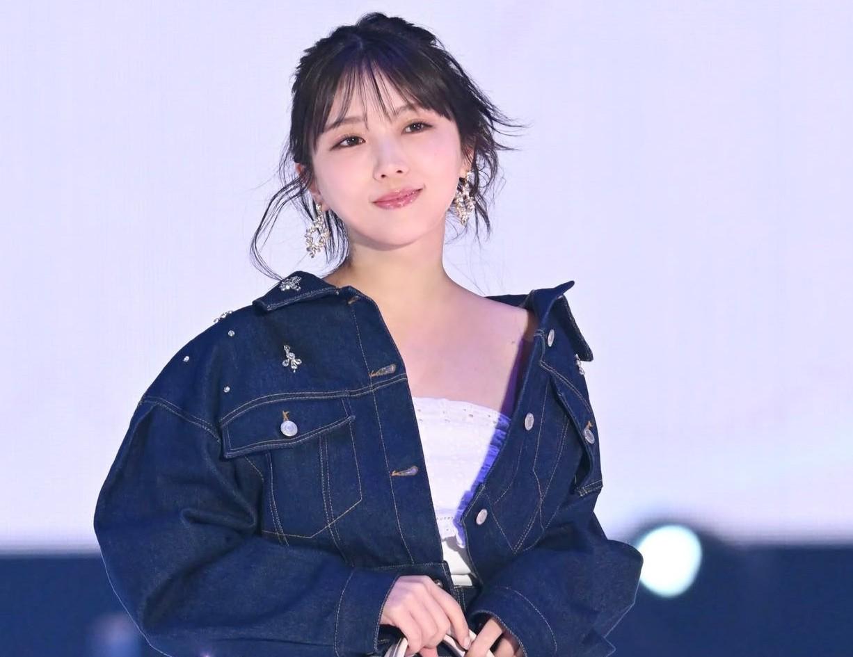 元乃木坂46与田祐希>美デコルテ際立つカジュアルコーデ 元乃木坂46与田祐希>美デコルテ際立つカジュアルコーデ