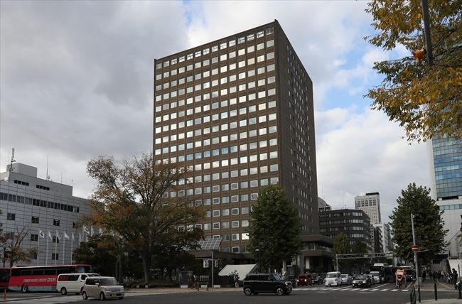 　都市計画法により建物の建設を原則認めていない札幌市内の市街化調整区域で、市の許可を得ていない違法建築物が約3千棟に上ることが分かった。行政指導に応じて建物が撤去されたのは約千棟にとどまり、「…