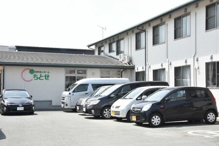 未明の個室で背中踏みつけ…　老人ホーム入所者暴行死、傷害容疑で介護士の35歳男を逮捕　佐賀南署(佐賀新聞)